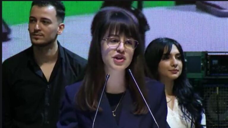 Fjalimi i Anastasia Zaimit tronditi Edi Ramën dhe Gramoz Ruçin (Video)