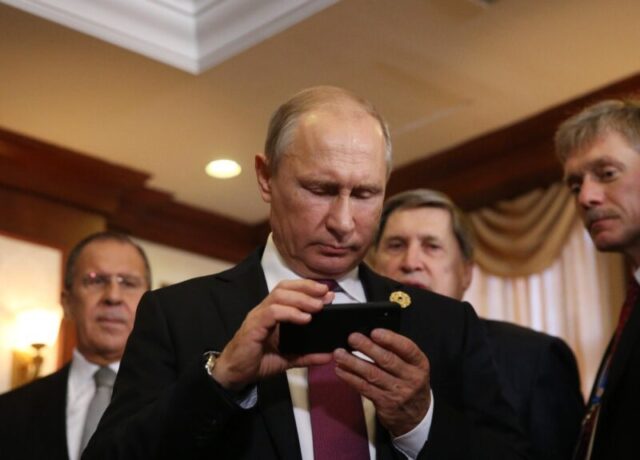 122247373_putin_iphone2_peskov