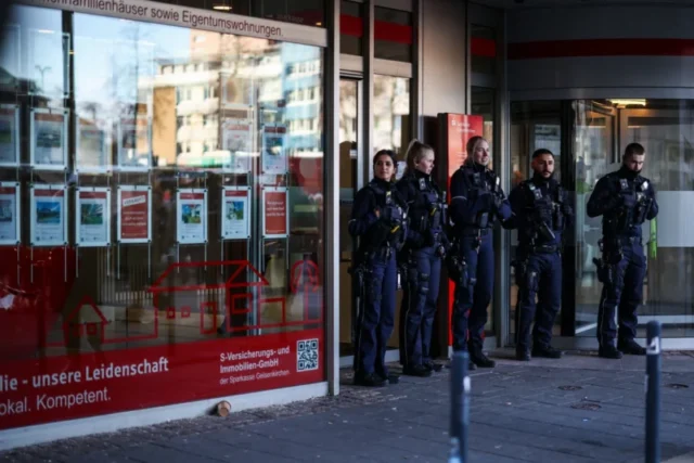 polizisten-stehen-am-dienstag (1)