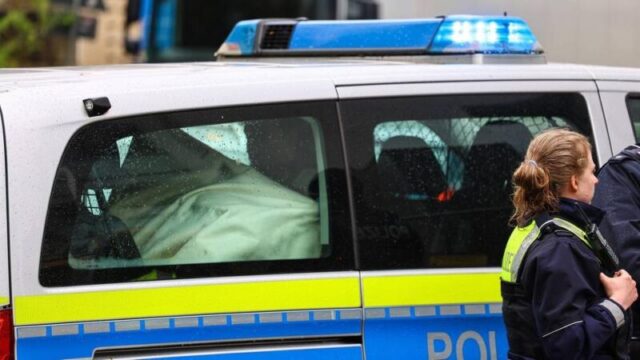 wdr-der-mutmassliche-taeter-soll-laut-talash-in-diesem-polizeiauto-sitzen-100