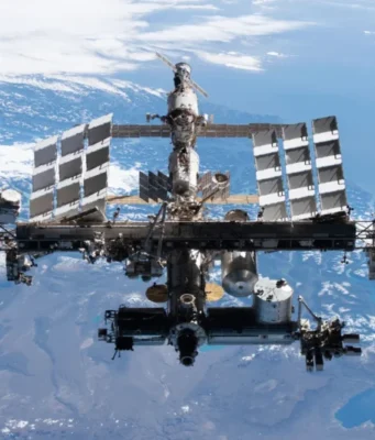 Rrjedhje ajri në segmentin rus të Stacionit Ndërkombëtar Hapësinor, NASA urdhëron astronautët të tërhiqen në kapsulat hapësinore