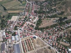 E rëndë në Maliq! 55-vjeçarja gjendet e pajetë në banesë, dyshohet se kishte vdekur prej ditësh