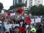 Kisha Katolike reagon për protestat: Zëri i qytetarëve duhet dëgjuar, politika të gjejë zgjidhje përmes dialogut