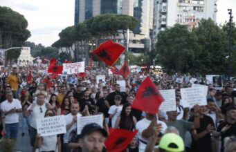 Kisha Katolike reagon për protestat: Zëri i qytetarëve duhet dëgjuar, politika të gjejë zgjidhje përmes dialogut