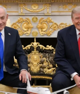 Brenda takimit vendimtar të Bibit me Trump-in në Shtëpinë e Bardhë