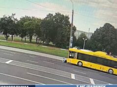 Shoferi vdes pasi shtypet nga autobusi i tij, teksa përpiqej ta riparonte (PAMJE TË RËNDA)