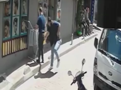 Momente tmerri në Stamboll: Nuk i pëlqeu prerja e flokëve, goditi me thikë berberin