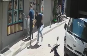Momente tmerri në Stamboll: Nuk i pëlqeu prerja e flokëve, goditi me thikë berberin