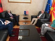 A po e ripërkufizon BDI-ja narrativën e saj për t’iu afruar Mickoskit? Analiza greke sheh një prapavijë më të thellë në vendosjen e flamurit shtetëror në zyrën e Ahmetit