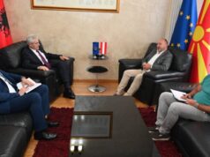 A po e ripërkufizon BDI-ja narrativën e saj për t’iu afruar Mickoskit? Analiza greke sheh një prapavijë më të thellë në vendosjen e flamurit shtetëror në zyrën e Ahmetit
