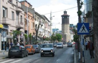 Gostivari mes krizës shëndetësore dhe hetimit për ujësjellësin: Ndalimi i ujit mbetet në fuqi, analizat vazhdojnë dhe thellohet debati për shpalljen e epidemisë