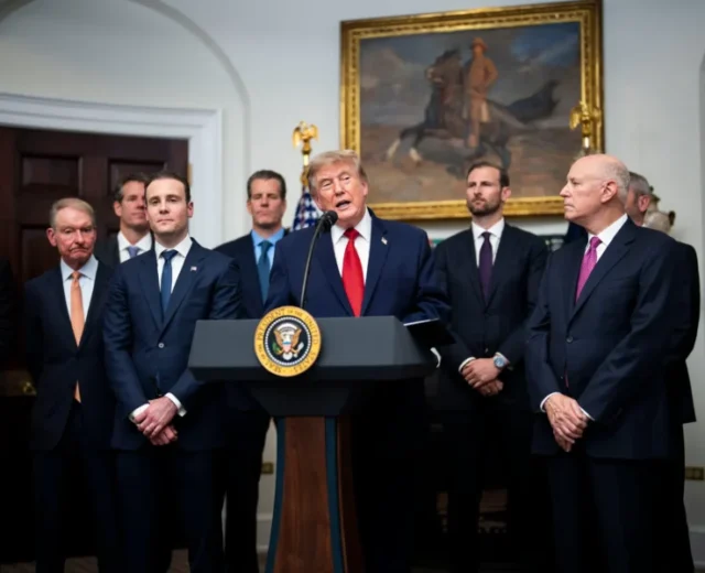 19dc-trump-crypto-fzch-superJumbo