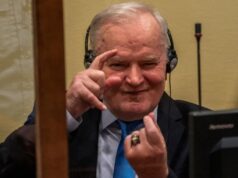 Vdes në Hagë Ratko Mladiq. Ish-komandanti i Ushtrisë së Republikës Srpska, i dënuar për gjenocid, krime lufte dhe krime kundër njerëzimit