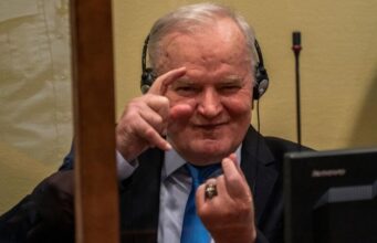 Vdes në Hagë Ratko Mladiq. Ish-komandanti i Ushtrisë së Republikës Srpska, i dënuar për gjenocid, krime lufte dhe krime kundër njerëzimit