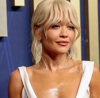Rita Ora “pushton” skenën në Poloni/ Mijëra fansa këndojnë e vallëzojnë me hitet e saj