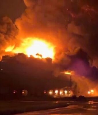 ZJARR GJIGANT NË SHËN PETERSBURG TË RUSISË: 82 MIJË METRA KATRORË NË FLAKË, PRONARI I MAGAZINËS FLET PËR SULM ME DRONË
