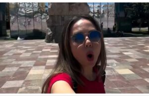 Influencerja turke para monumentit të Skënderbeut në Tiranë: “Një plan tinëzar i shtrirë në vite” – shpërthejnë reagimet