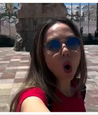 Influencerja turke para monumentit të Skënderbeut në Tiranë: “Një plan tinëzar i shtrirë në vite” – shpërthejnë reagimet