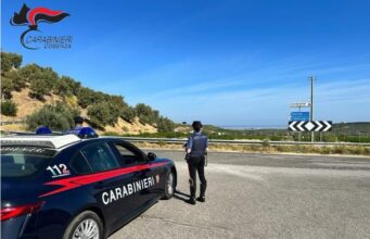Itali/ 46-vjeçarja vdes pasi u gjet e plagosur rëndë para spitalit, ndalohet në portin e Barit partneri i saj shqiptar