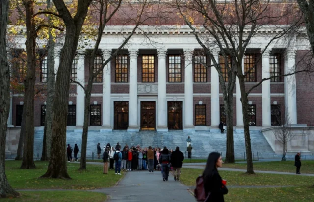 Studentë para Bibliotekës Widener në Harvard, në Cambridge, Massachusetts