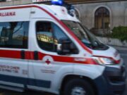 E rëndë në Itali, 26-vjeçari sulmon motrën me thikë, më pas bie nga dritarja dhe humb jetën