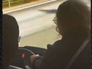 VIDEO/ Shoferi humb ndjenjat, pasagjerët heronj shmangin tragjedinë në pak sekonda! Momenti kur kontrollojnë autobusin me 50 udhëtarë