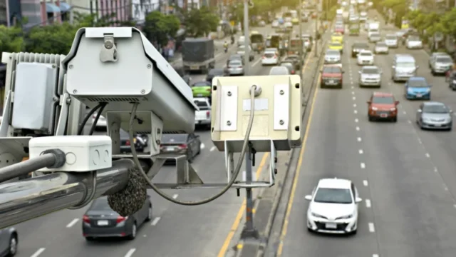 de-nouveaux-radars-a-intelligence-artificielle-testes-sur-autoroute-traquent-le-telephone-au-volant-et-le-non-port-de-la-ceinture