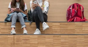 IA, telefonat dhe rrjetet sociale: Çfarë duan austriakët të ndalohet në shkolla