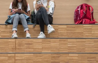 IA, telefonat dhe rrjetet sociale: Çfarë duan austriakët të ndalohet në shkolla