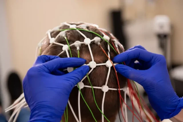pruebas-cerebrales-para-pacientes-mediante-encefalografia_d7f8bac3_260811205700_1280x854 (1)