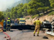 TRAGJEDI NË GREQI: PËRPLASEN NË AJËR DY HELIKOPTERË ZJARRFIKËS, DY TË VDEKUR DHE DY TË SHPËTUAR