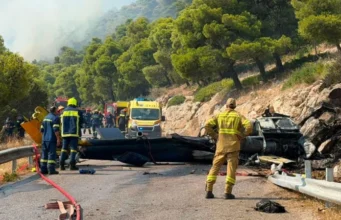 TRAGJEDI NË GREQI: PËRPLASEN NË AJËR DY HELIKOPTERË ZJARRFIKËS, DY TË VDEKUR DHE DY TË SHPËTUAR