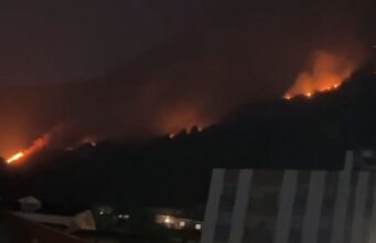 ZJARRI I MADH NË KRUJË VIHET NËN KONTROLL PAS ORËSH ANKTHI: EVAKUOHEN BANORËT DHE PACIENTËT E SPITALIT, DY VATRA ENDE AKTIVE