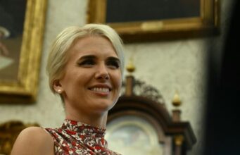 Natalie Harp, ndihmësja ultra-besnike e Trumpit, në qendër të vëmendjes së mediave