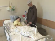 “Ëndërroj të ec përsëri”: 87-vjeçari fle në spital për t’u kujdesur për mbesën e tij të palëvizshme