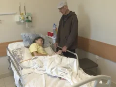 “Ëndërroj të ec përsëri”: 87-vjeçari fle në spital për t’u kujdesur për mbesën e tij të palëvizshme