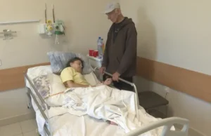 “Ëndërroj të ec përsëri”: 87-vjeçari fle në spital për t’u kujdesur për mbesën e tij të palëvizshme