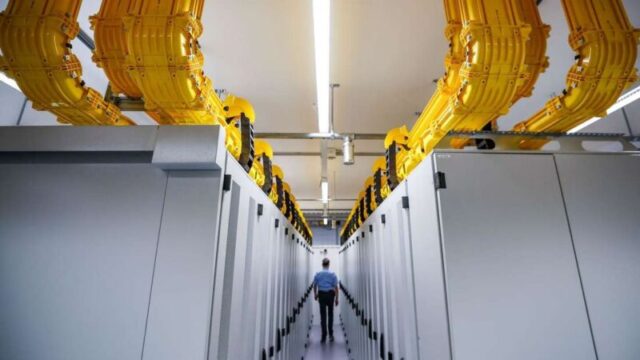44108710-ein-mitarbeiter-ueberprueft-serverschraenke-im-rechenzentrum-im-datacenter-leipzig-am-gleichen-tag-ging-hier-der-erste-regionale-internetknoten-fuer-2uQIjHSg9Bfe