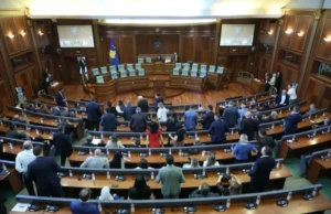 Albulena Haxhiu rizgjidhet kryetare e Kuvendit të Kosovës, seanca në pauzë për nënkryetarët
