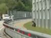 VIDEO: Burri i shpëton për pak centimetra një ariu që vraponte në rrugë