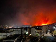 Natë tmerri në Himarë: Zjarri përfshin 6 banesa, evakuohen banorë e turistë – dy të moshuar shpëtohen nga flakët