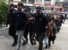 U hoqën si noterë dhe mashtruan qytetarë në 55 provinca të Turqisë, arrestohen 18 të dyshuar