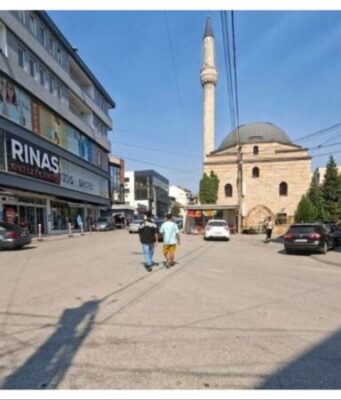 Vrasja në Duqanxhik: 26-vjeçari u qëllua para një objekti afarist, autorët ikën me motor – Prokuroria urdhëron autopsinë (VIDEO+FOTO)