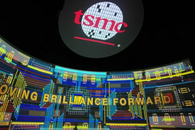 das-logo-von-tsmc-am-stammsitz