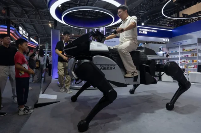 ein-mann-auf-einem-roboter-der