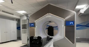 Radioterapia dhe tumoret: Në Romë, përshpejtuesi me inteligjencë artificiale që përshtat trajtimin në kohë reale