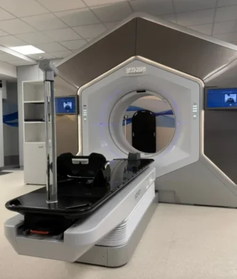 Radioterapia dhe tumoret: Në Romë, përshpejtuesi me inteligjencë artificiale që përshtat trajtimin në kohë reale