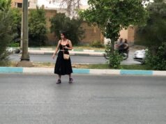 Kjo grua po trazon burgjet e Iranit