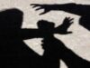 43-vjeçari pas mesnate në shtëpinë e 68-vjeçares, vjen bashkëshortja 37-vjeçare – pasojnë kaosi, përleshja dhe dy denoncime në polici