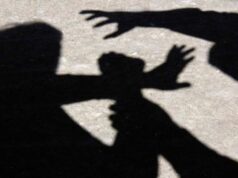 43-vjeçari pas mesnate në shtëpinë e 68-vjeçares, vjen bashkëshortja 37-vjeçare – pasojnë kaosi, përleshja dhe dy denoncime në polici